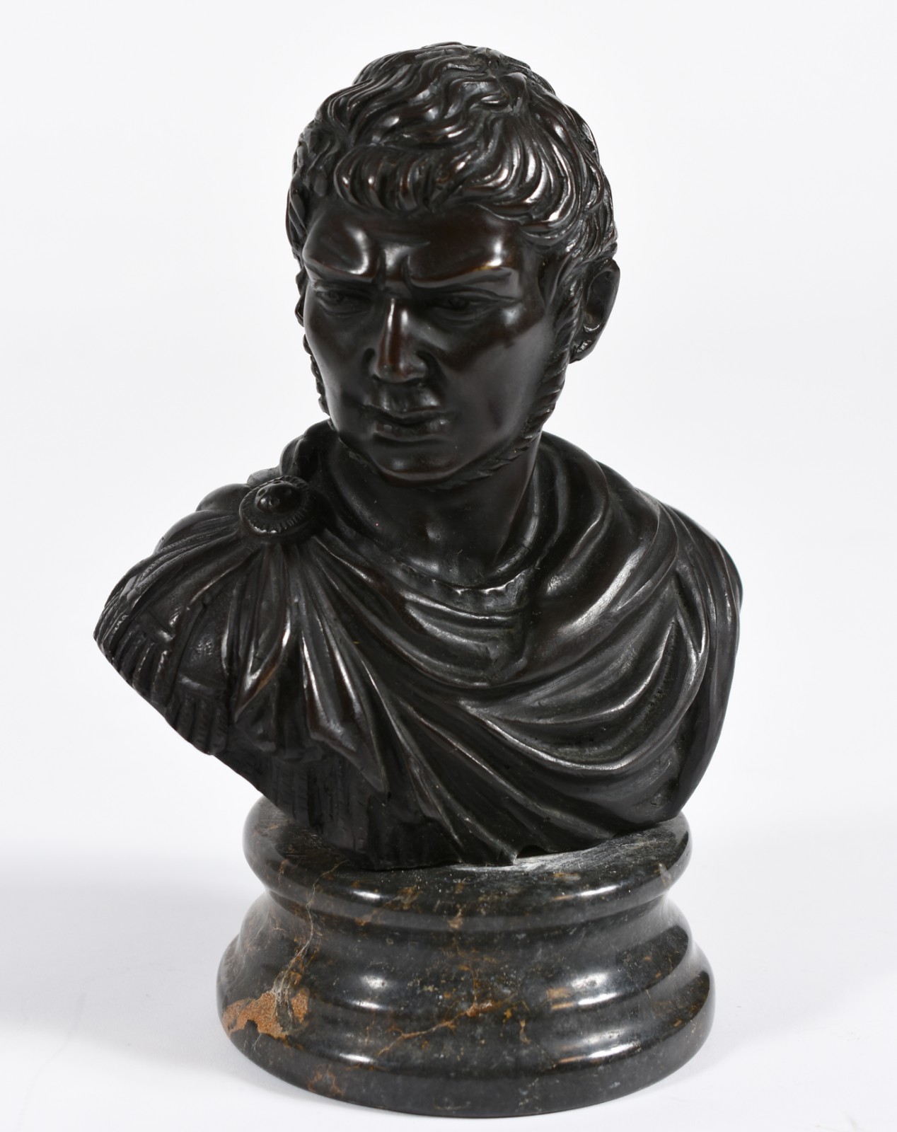 Cabeça de "Cesar"de bronze sobre base de mármore. - foto 1 de 5