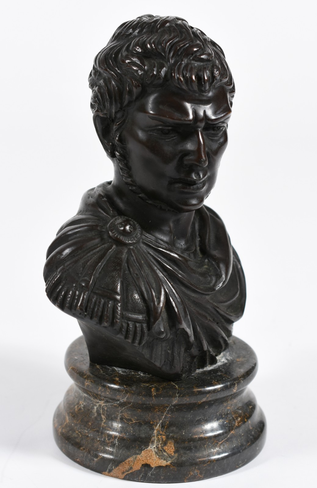 Cabeça de "Cesar"de bronze sobre base de mármore. - foto 3 de 5