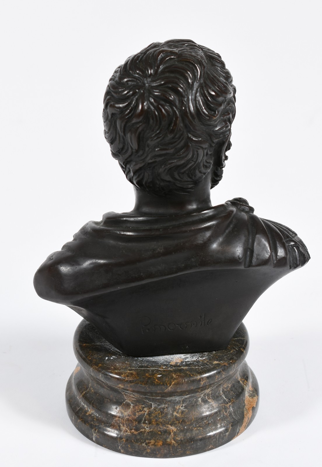 Cabeça de "Cesar"de bronze sobre base de mármore. - foto 4 de 5