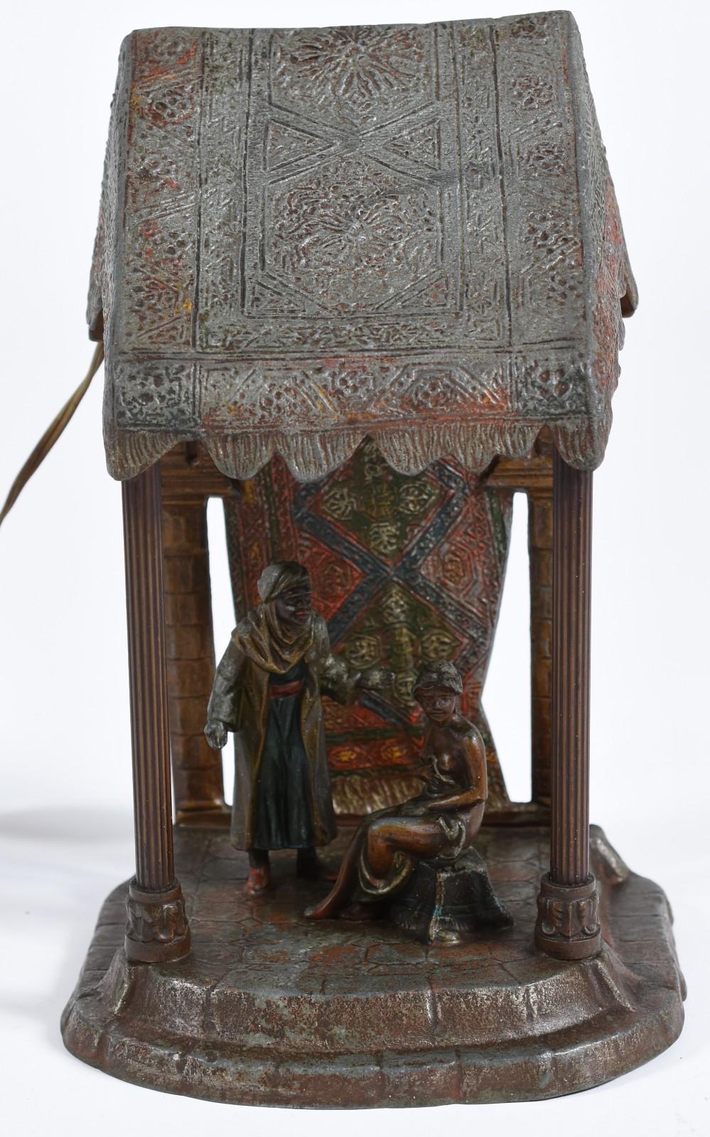 Lampada de petit bronze austríaco representando figuras sob tenda... - foto 1 de 7