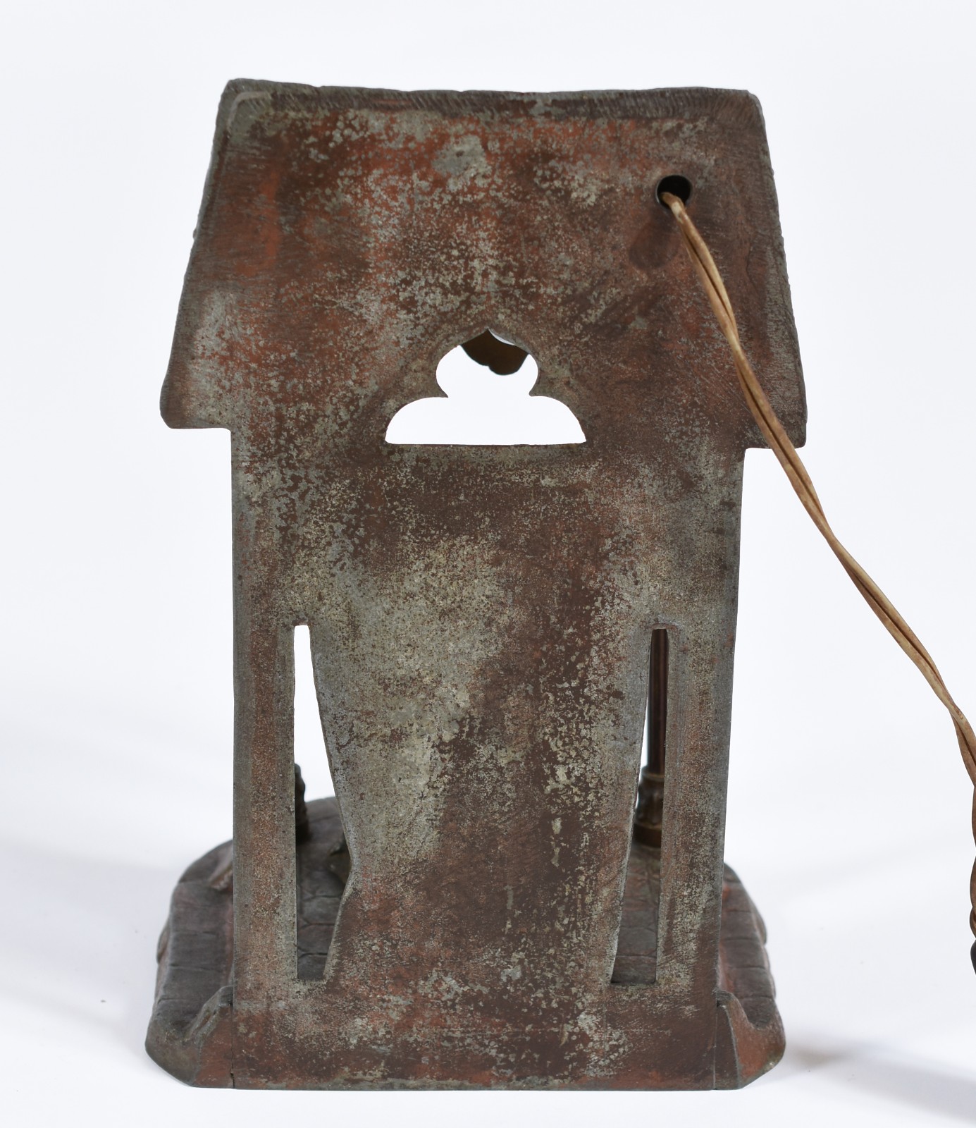 Lampada de petit bronze austríaco representando figuras sob tenda... - foto 4 de 7
