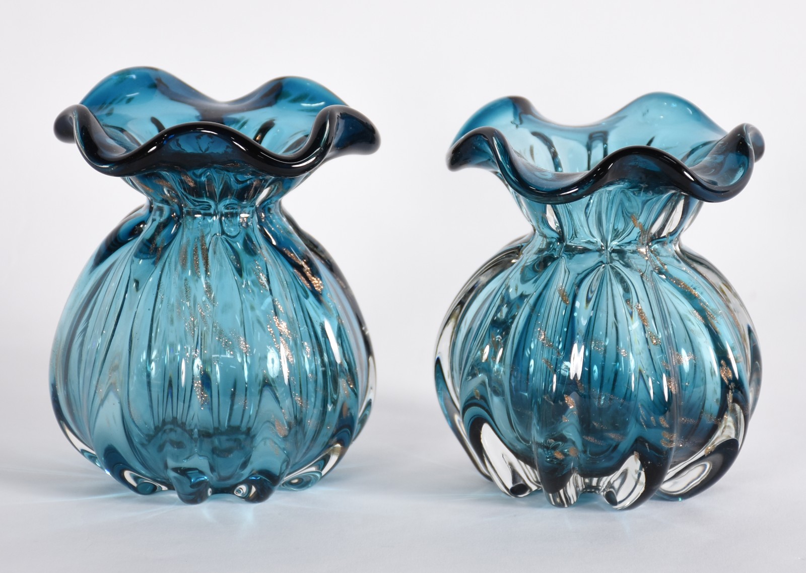 Par de pequenos vasos de vidro decorativo na cor azul. - foto 1 de 3