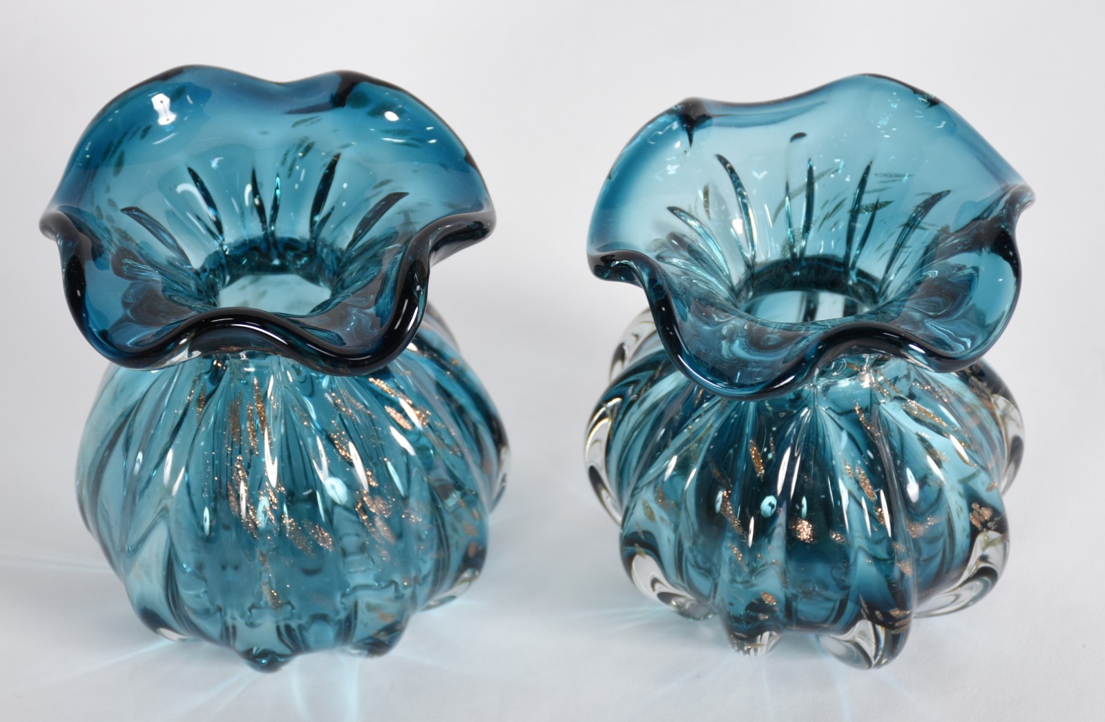 Par de pequenos vasos de vidro decorativo na cor azul. - foto 2 de 3