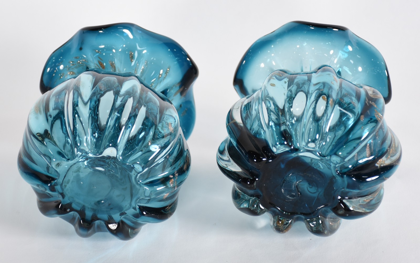 Par de pequenos vasos de vidro decorativo na cor azul. - foto 3 de 3