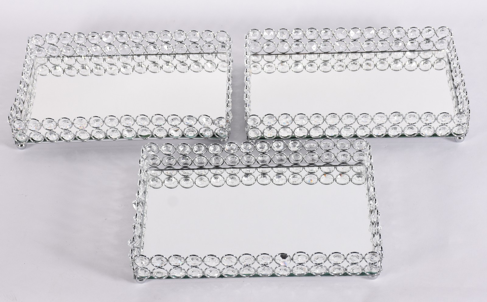 Três bandejas decorativas de metal com fundo espelhado. - foto 1 de 4