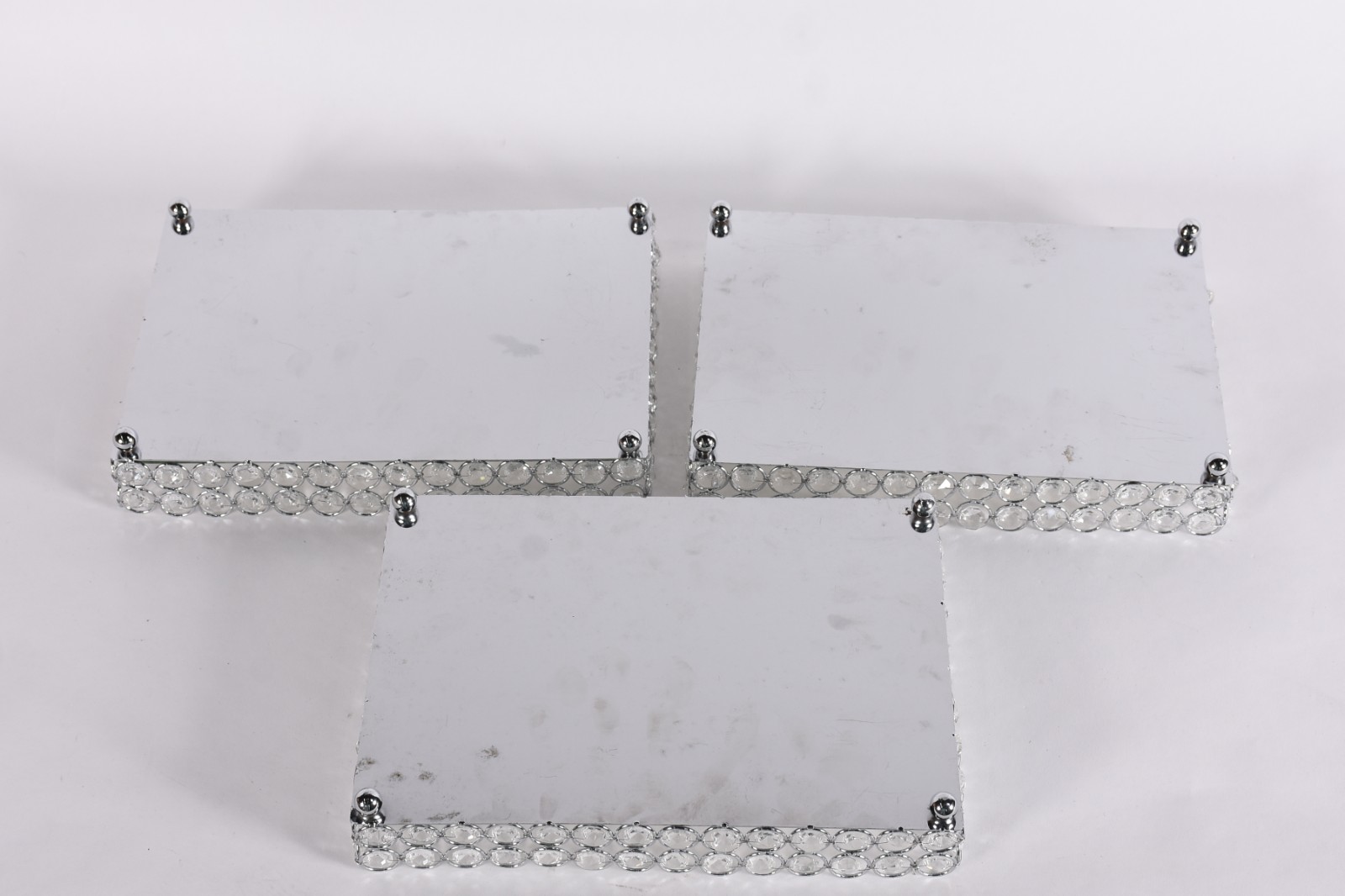 Três bandejas decorativas de metal com fundo espelhado. - foto 4 de 4