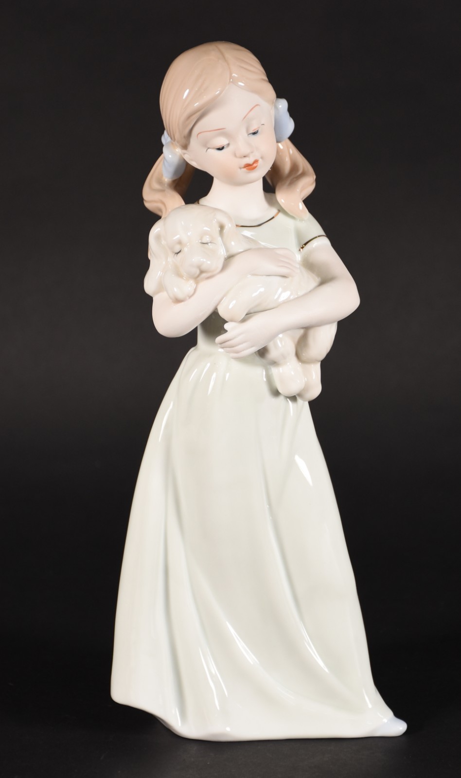 Escultura de porcelana representando menina com cachorro. - foto 1 de 4