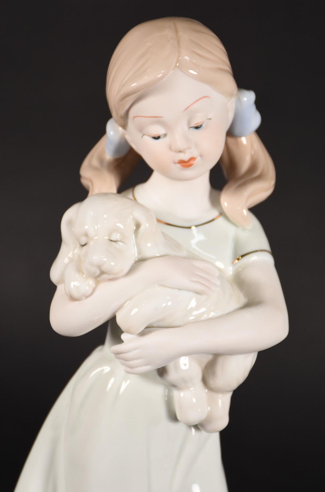 Escultura de porcelana representando menina com cachorro. - foto 2 de 4
