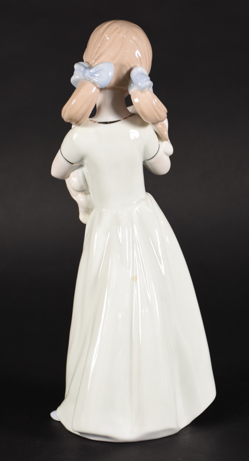 Escultura de porcelana representando menina com cachorro. - foto 3 de 4