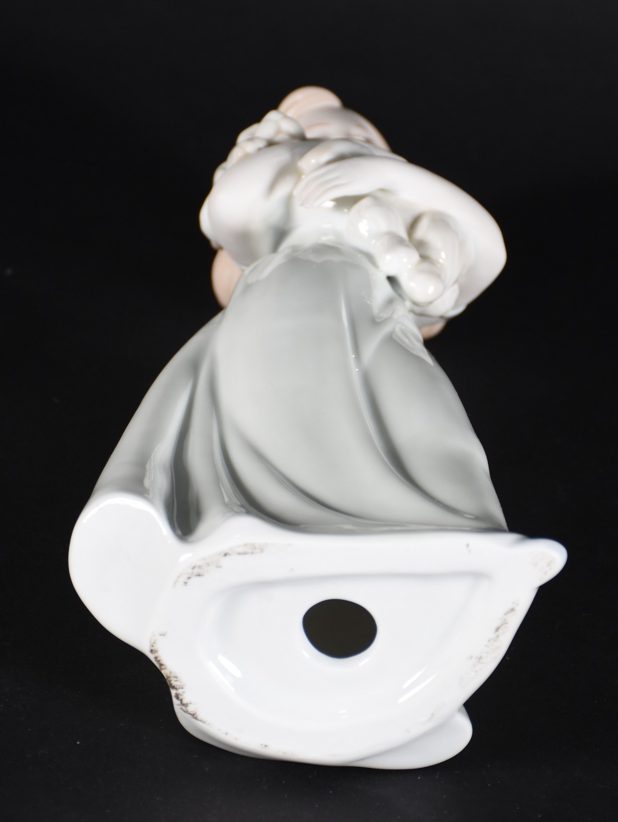 Escultura de porcelana representando menina com cachorro. - foto 4 de 4