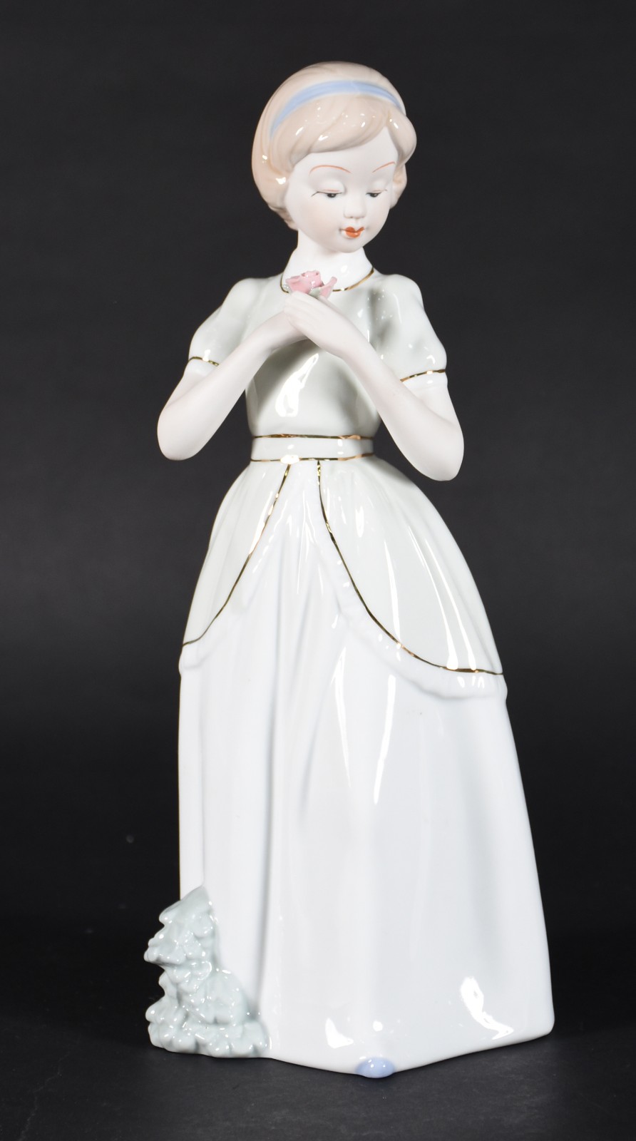 Escultura de porcelana representando menina com rosa na mão. - foto 1 de 4