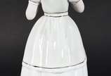 Escultura de porcelana representando menina com... - Escultura de porcelana representando menina com rosa na mão.