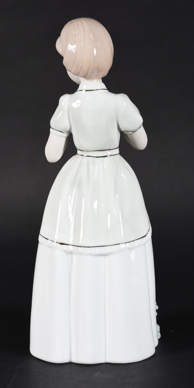 Escultura de porcelana representando menina com rosa na mão. - foto 2 de 4