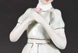 Escultura de porcelana representando menina com... - Escultura de porcelana representando menina com rosa na mão.