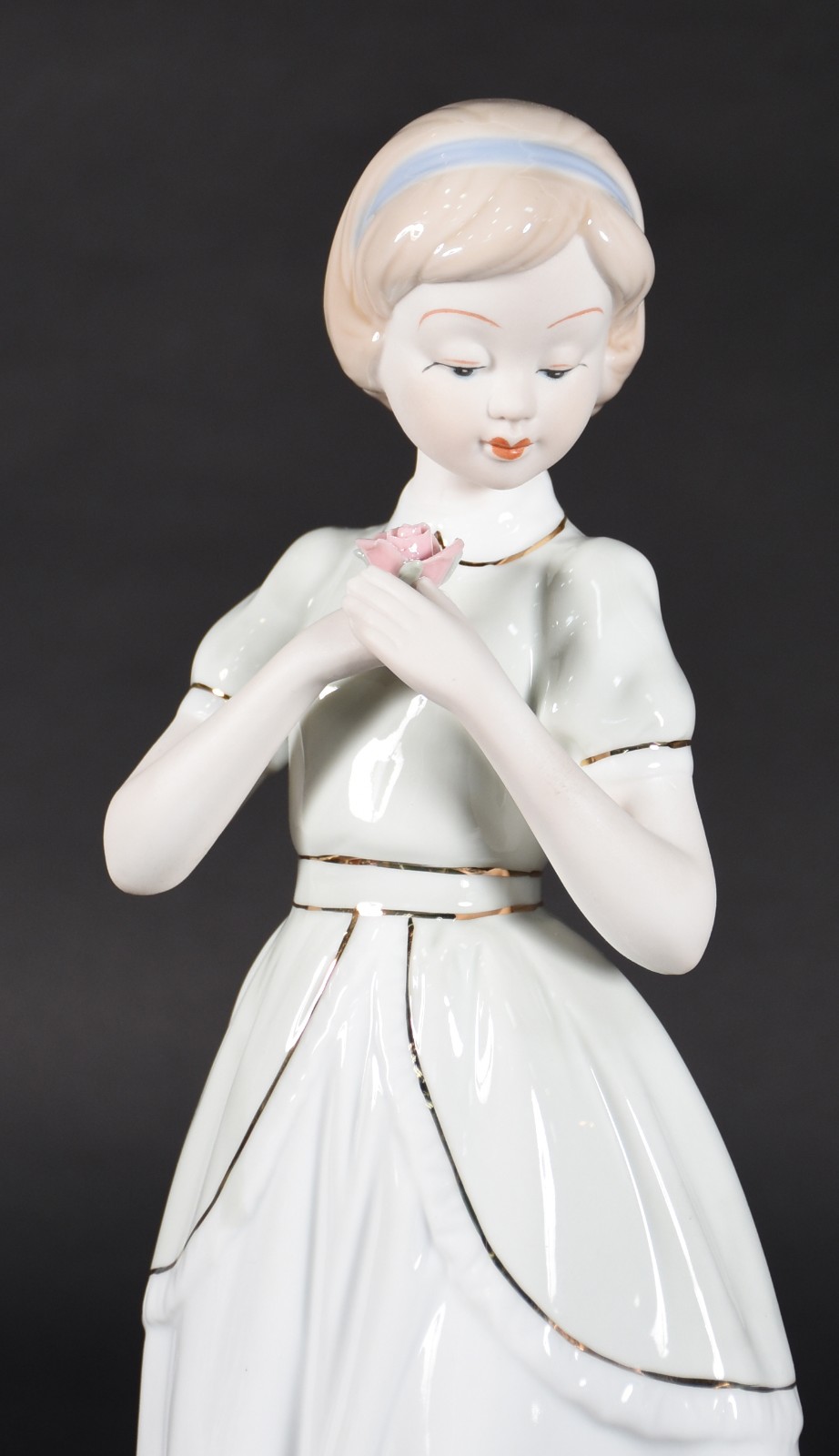 Escultura de porcelana representando menina com rosa na mão. - foto 4 de 4