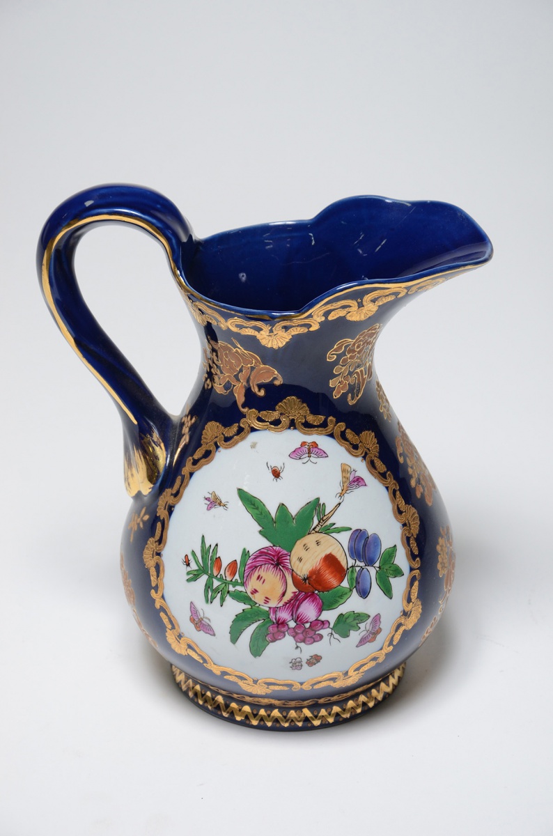 Jarro com alça de porcelana oriental com flores em policromia. Altura...