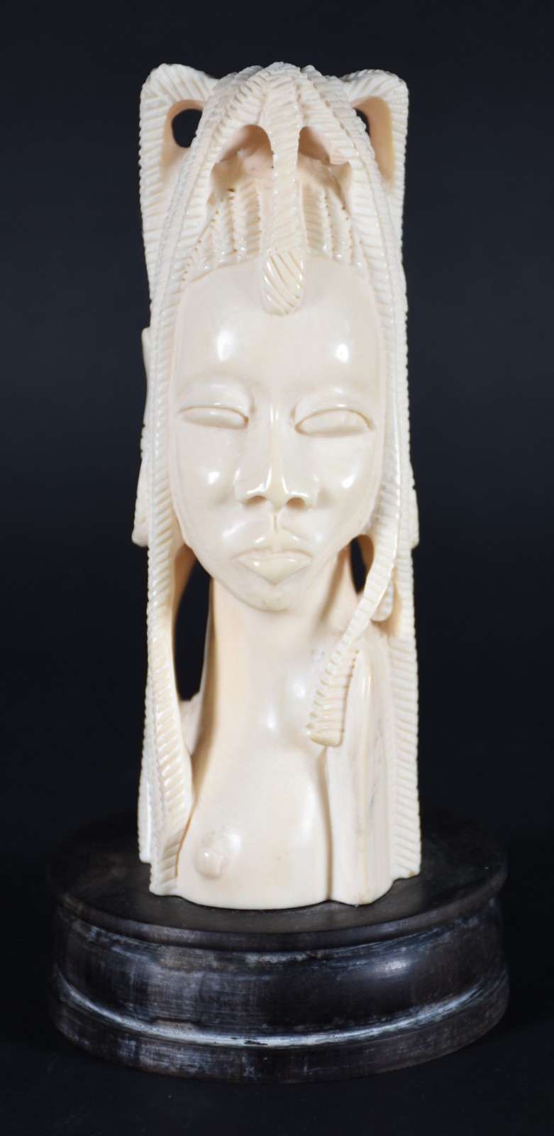 Escultura em marfim representando africana, com base de madeira. - foto 1 de 6