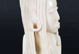 Escultura em marfim representando africana, com... - Escultura em marfim representando africana, com base de madeira.