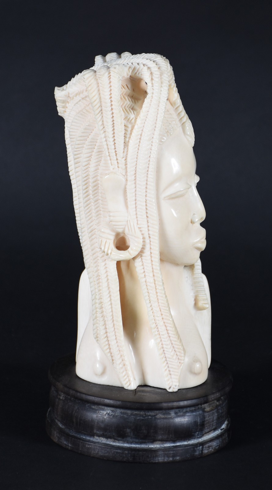 Escultura em marfim representando africana, com base de madeira. - foto 2 de 6
