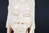 Escultura em marfim representando africana, com... - Escultura em marfim representando africana, com base de madeira.