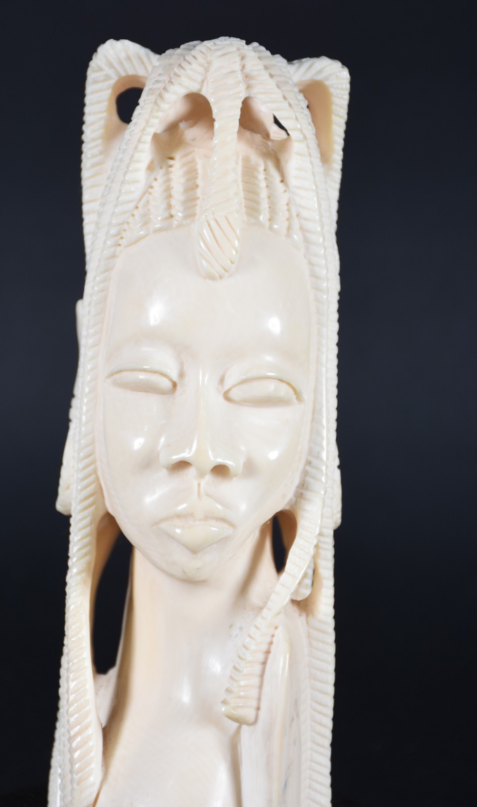 Escultura em marfim representando africana, com base de madeira. - foto 5 de 6