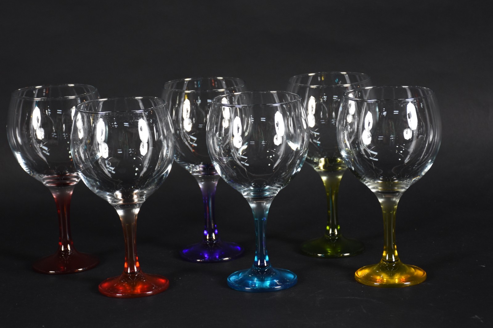 Seis taças para vinho de vidro feitio balloon com pés coloridos. - foto 2 de 4