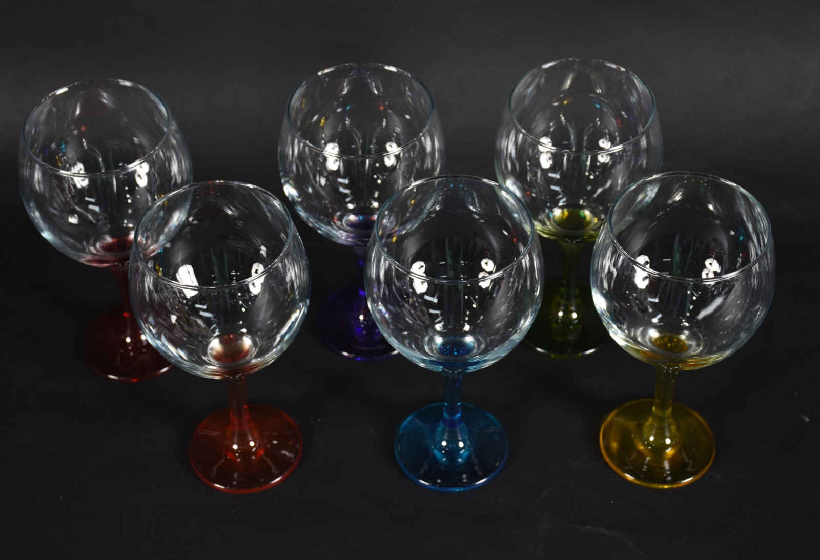 Seis taças para vinho de vidro feitio balloon com pés coloridos. - foto 3 de 4