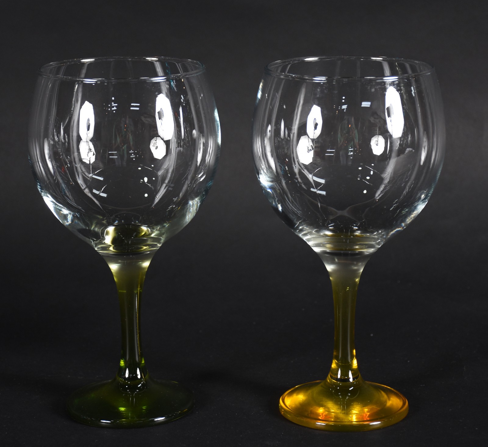 Seis taças para vinho de vidro feitio balloon com pés coloridos. - foto 4 de 4