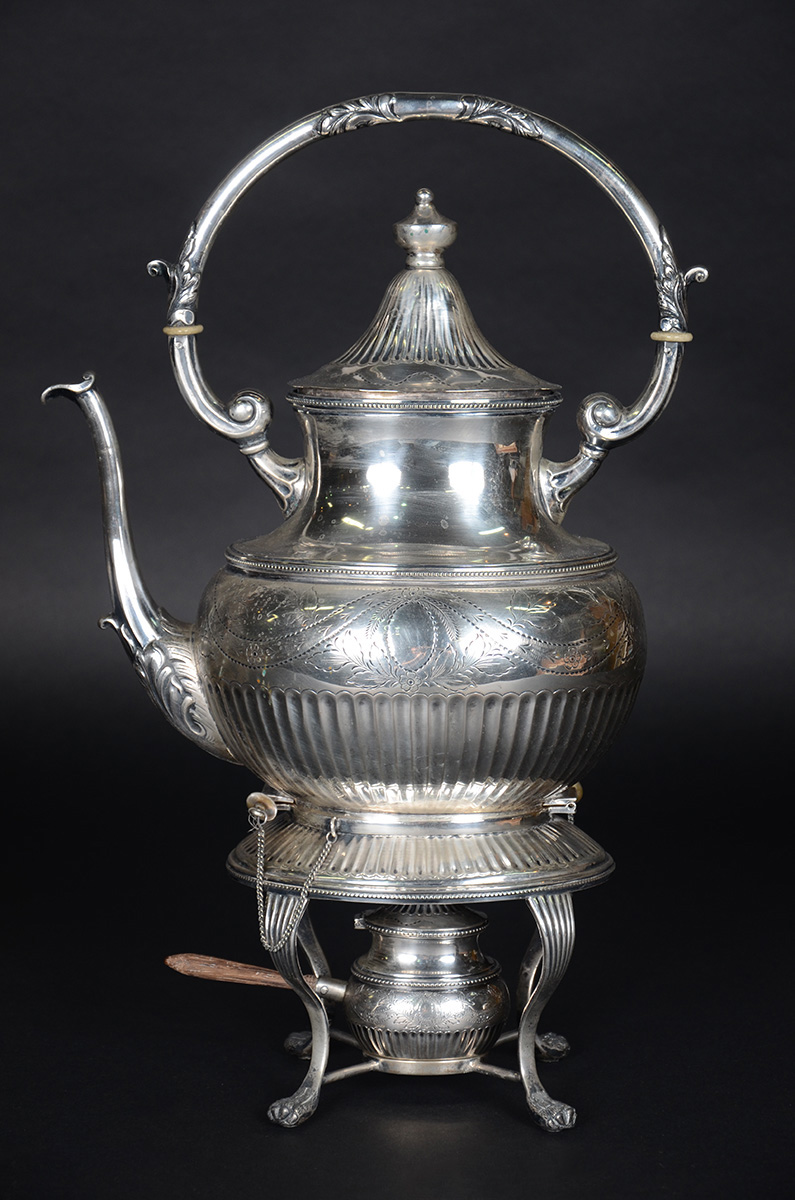 Samovar de prata contrastada, detalhes em gomos e guirlandas... - foto 1 de 2