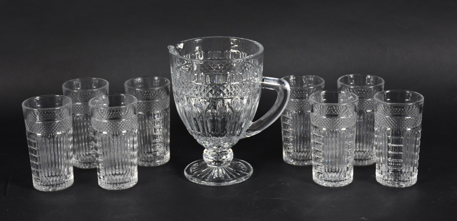 Conjunto em demi cristal composto de: 8 copos e jarra para refresco. - foto 1 de 3