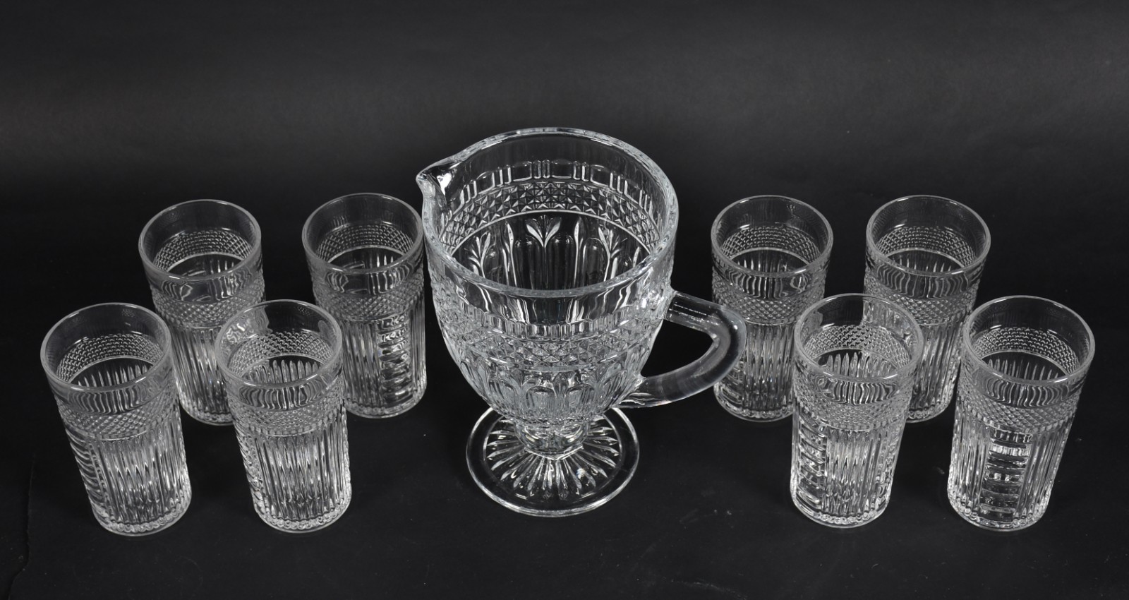 Conjunto em demi cristal composto de: 8 copos e jarra para refresco. - foto 2 de 3