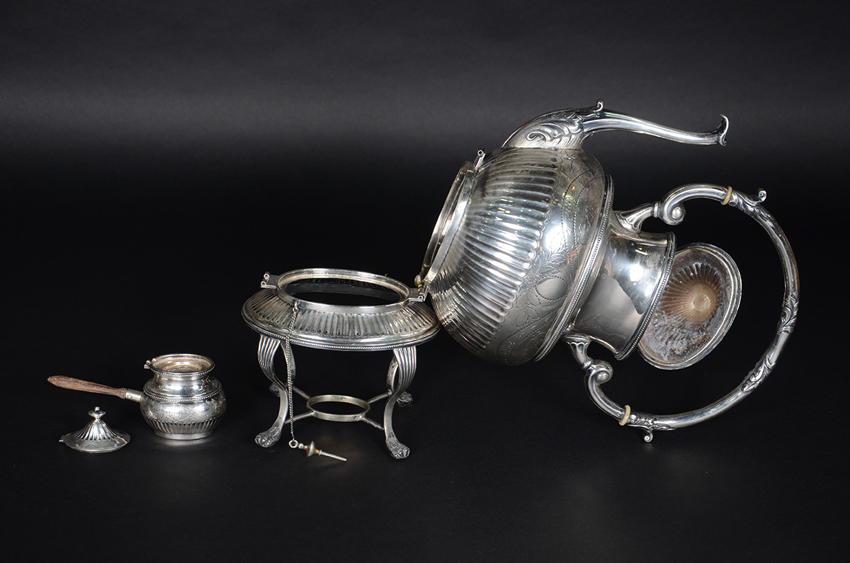 Samovar de prata contrastada, detalhes em gomos e guirlandas... - foto 2 de 2