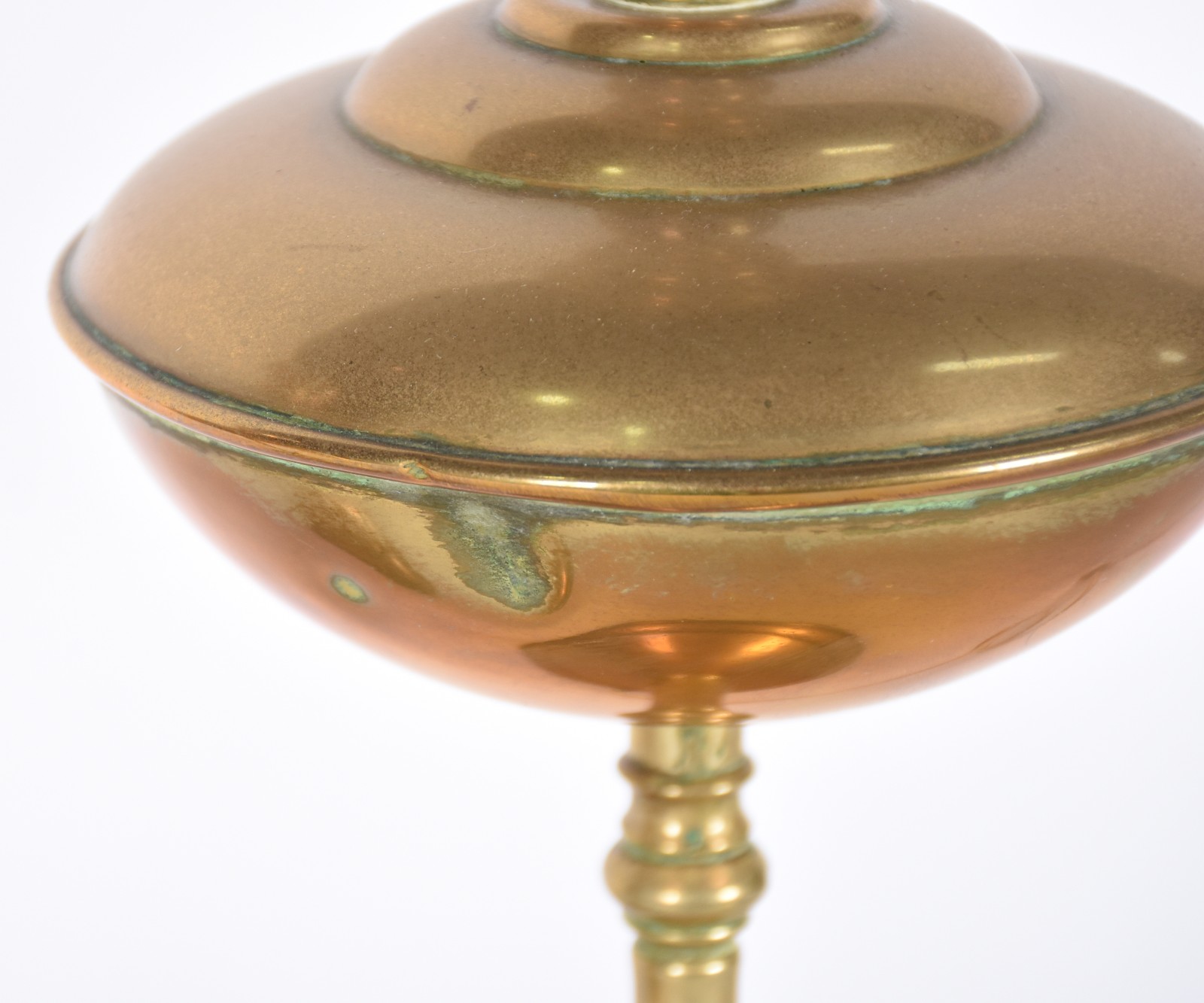Par de abatjoures de metal dourado com cúpulas na cor bege. - foto 3 de 5