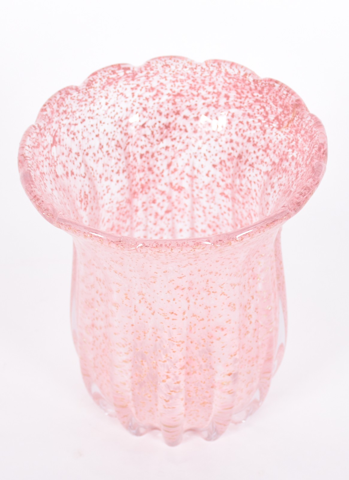 Vaso de vidro decorativo na cor rosa com pó de ouro. - foto 2 de 3