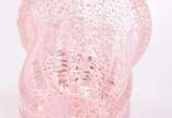 Vaso de vidro decorativo na cor rosa com pó de ... - Vaso de vidro decorativo na cor rosa com pó de ouro.