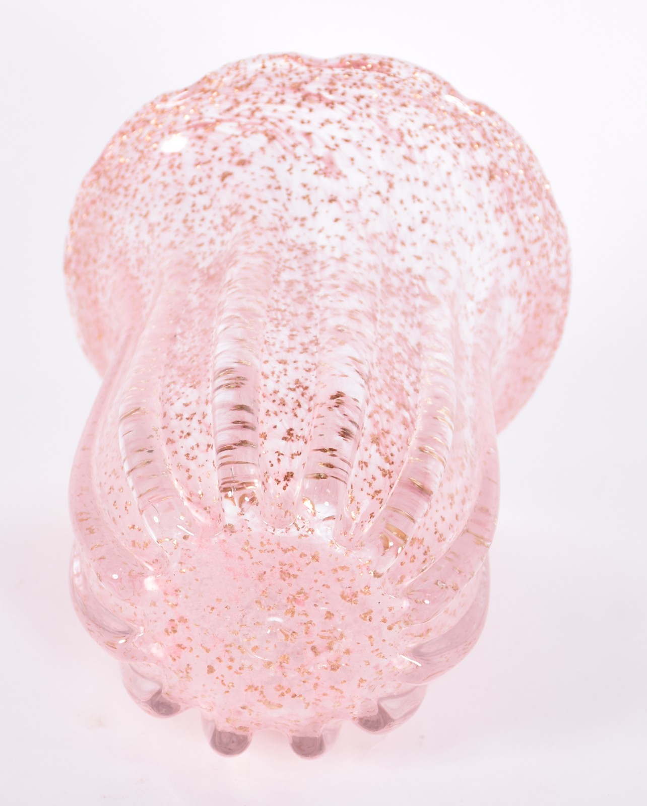 Vaso de vidro decorativo na cor rosa com pó de ouro. - foto 3 de 3