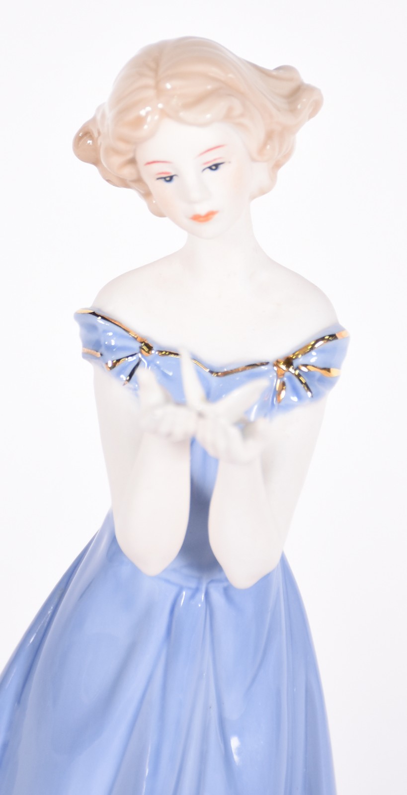 Escultura de porcelana representando dama com borboleta. - foto 3 de 4