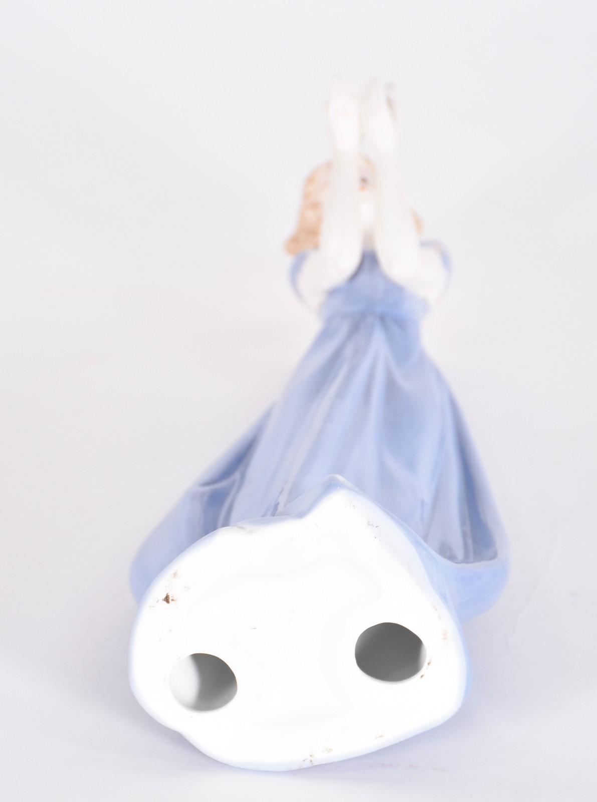 Escultura de porcelana representando dama com borboleta. - foto 4 de 4