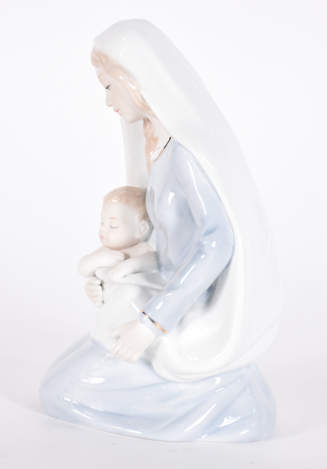 Escultura de porcelana representando Nossa Senhora com menino Jesus. - foto 2 de 5