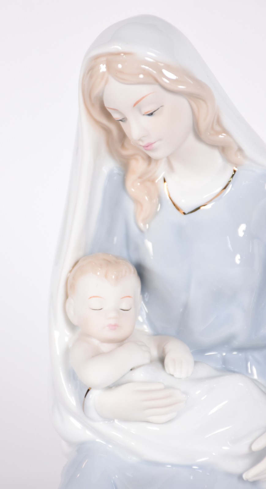 Escultura de porcelana representando Nossa Senhora com menino Jesus. - foto 3 de 5