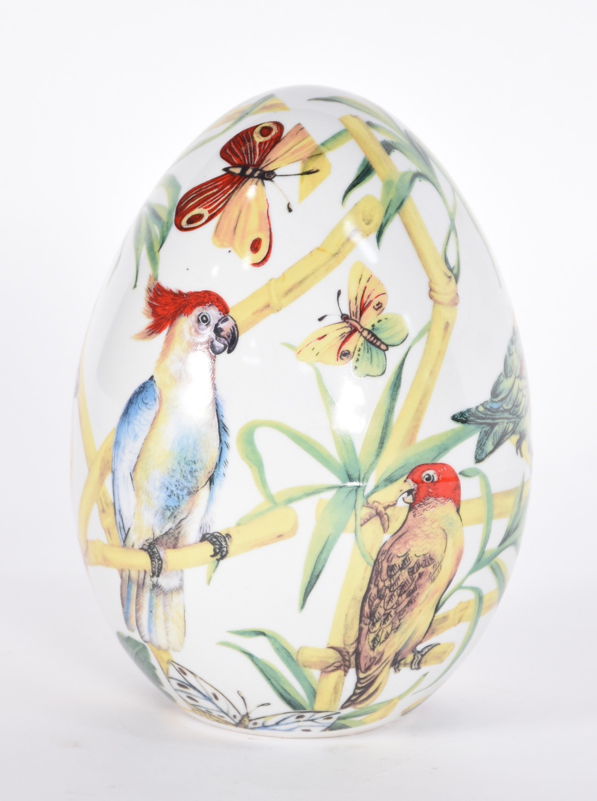 Ovo/pinha decorativo de porcelana com borboletas. - foto 1 de 3