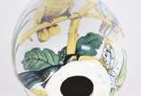 Ovo/pinha decorativo de porcelana com borboletas. - Ovo/pinha decorativo de porcelana com borboletas.