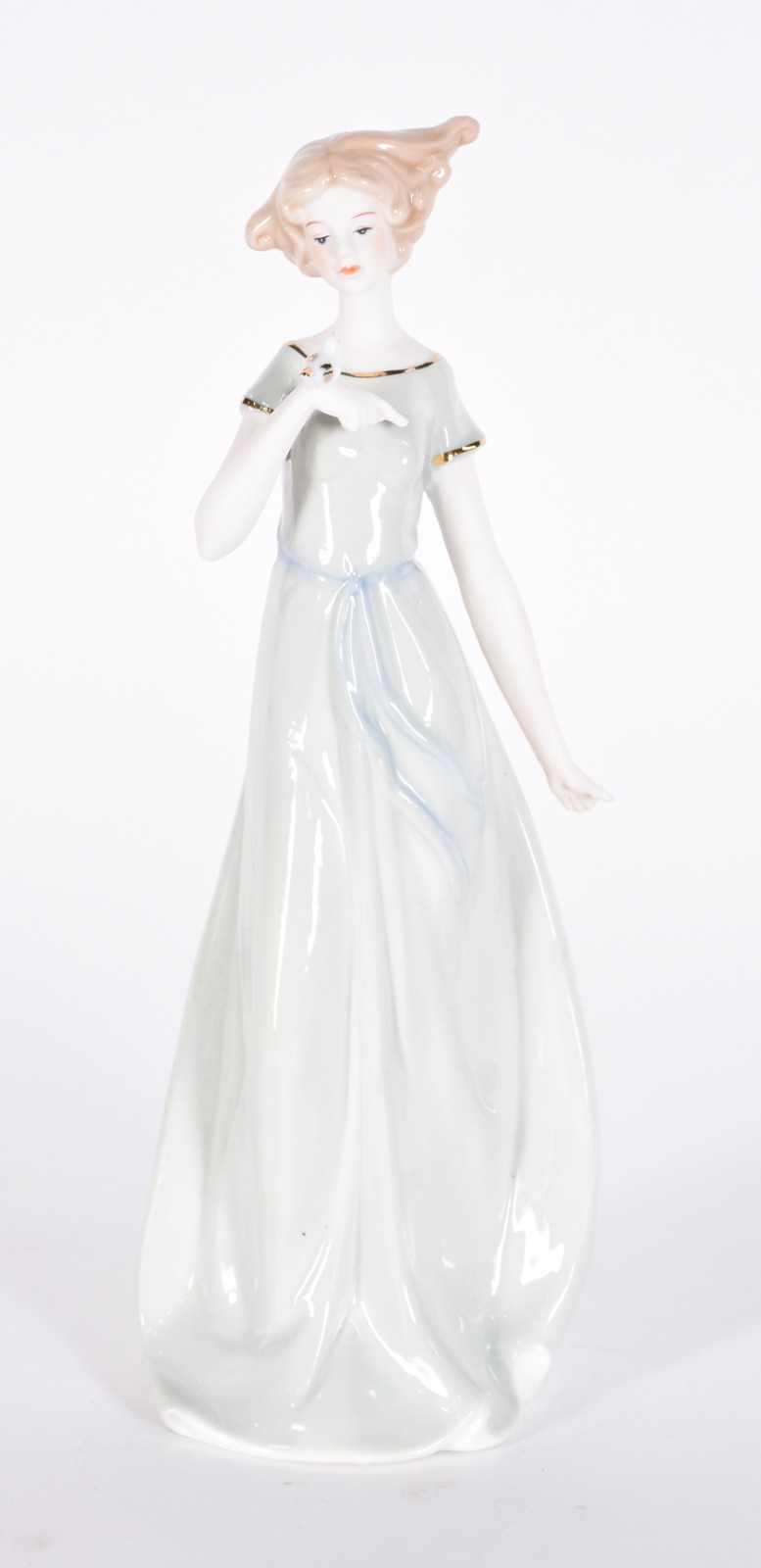 Escultura de porcelana representando dama com pássaro na mão. - foto 1 de 4