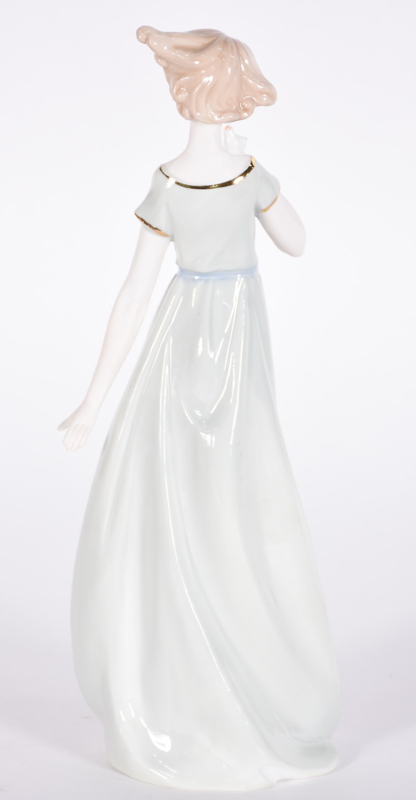 Escultura de porcelana representando dama com pássaro na mão. - foto 2 de 4