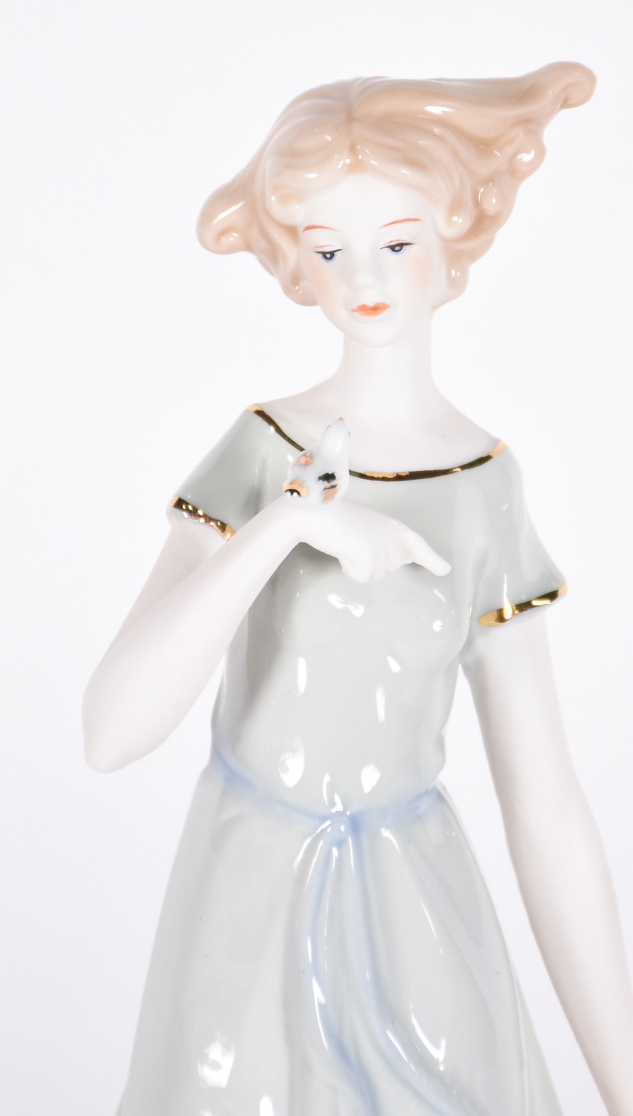 Escultura de porcelana representando dama com pássaro na mão. - foto 3 de 4