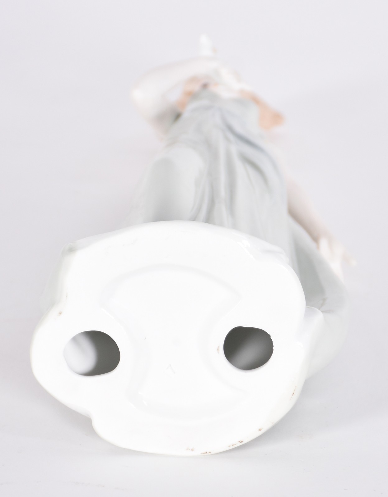 Escultura de porcelana representando dama com pássaro na mão. - foto 4 de 4