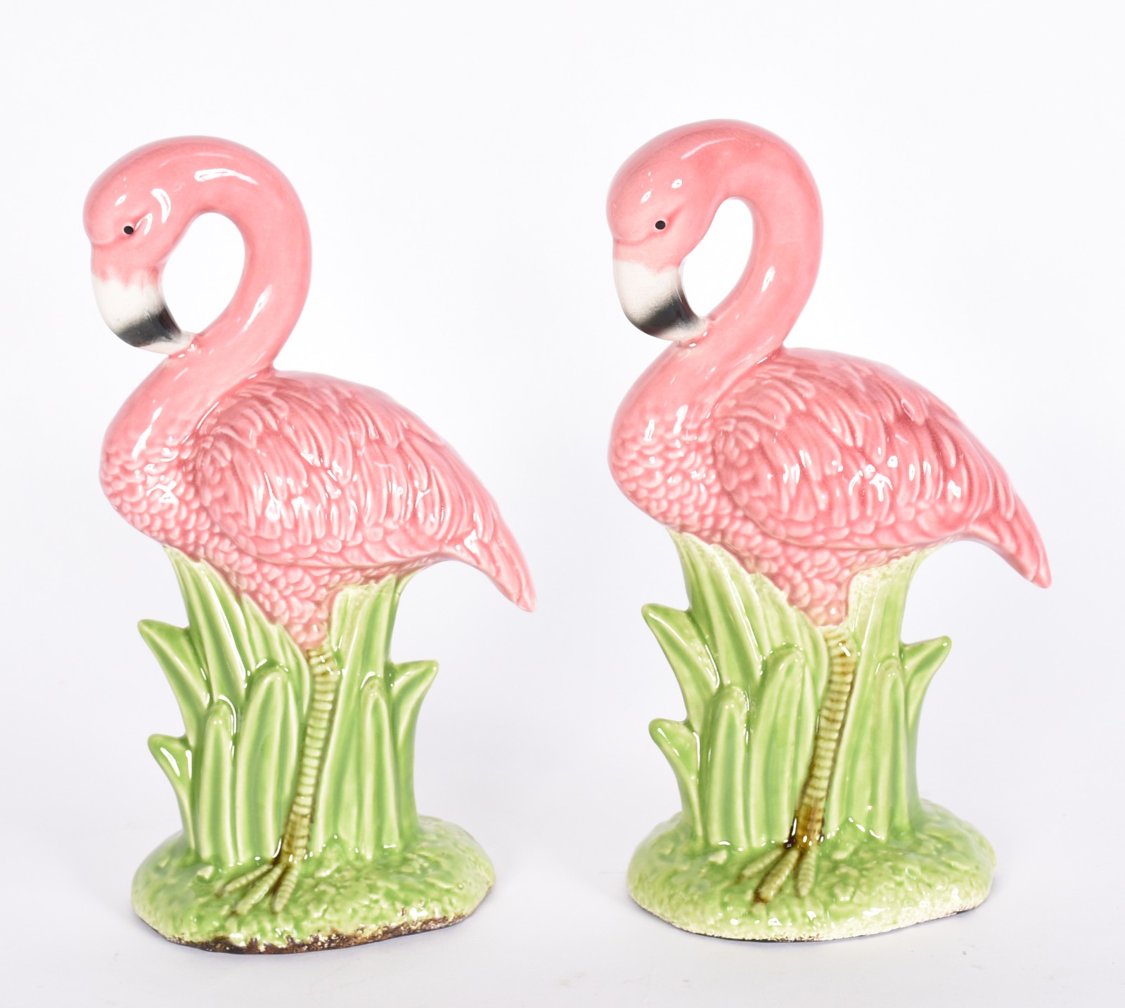 Par de esculturas de cerâmica policromada representando flamingos. - foto 1 de 4