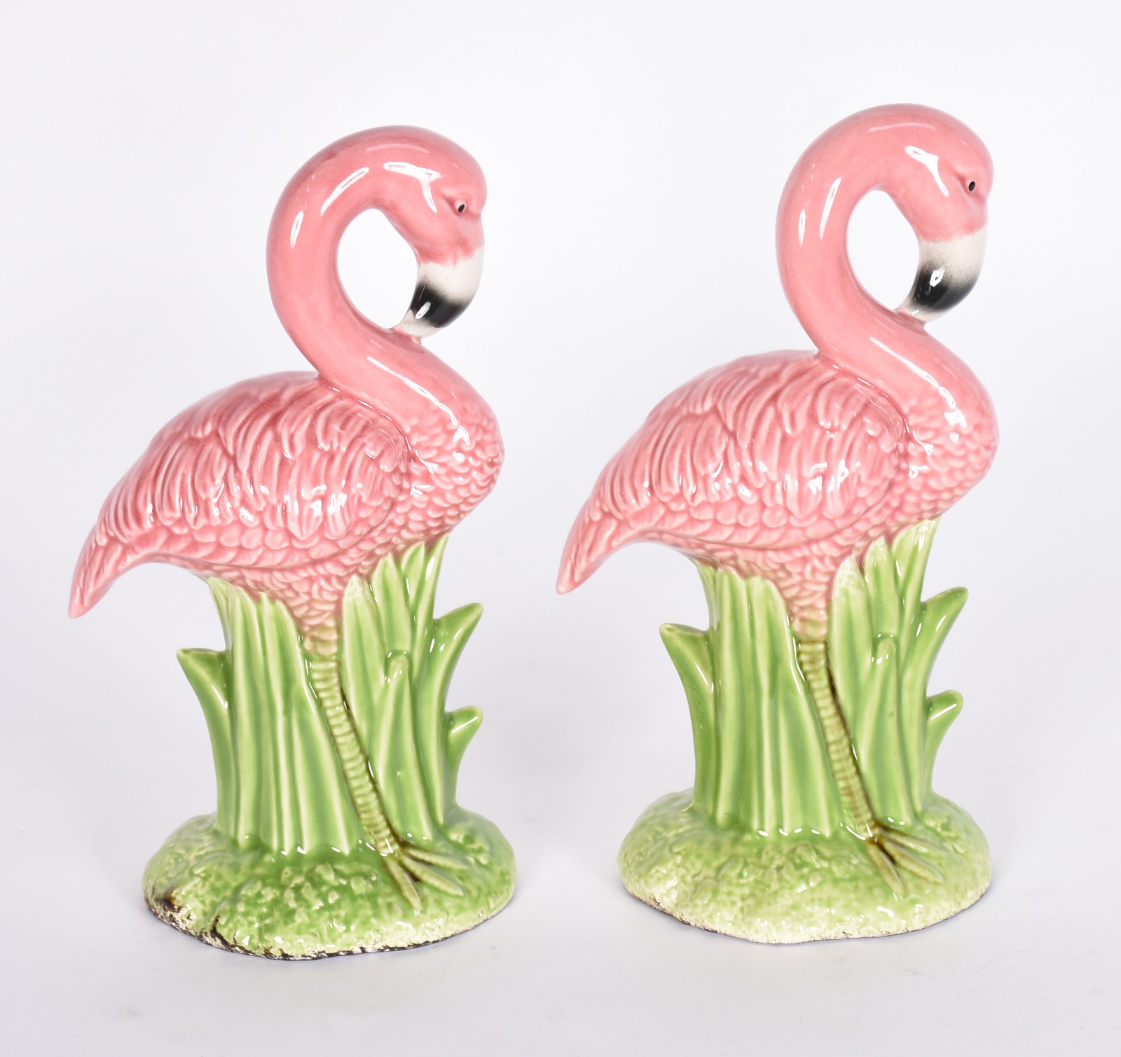 Par de esculturas de cerâmica policromada representando flamingos. - foto 2 de 4