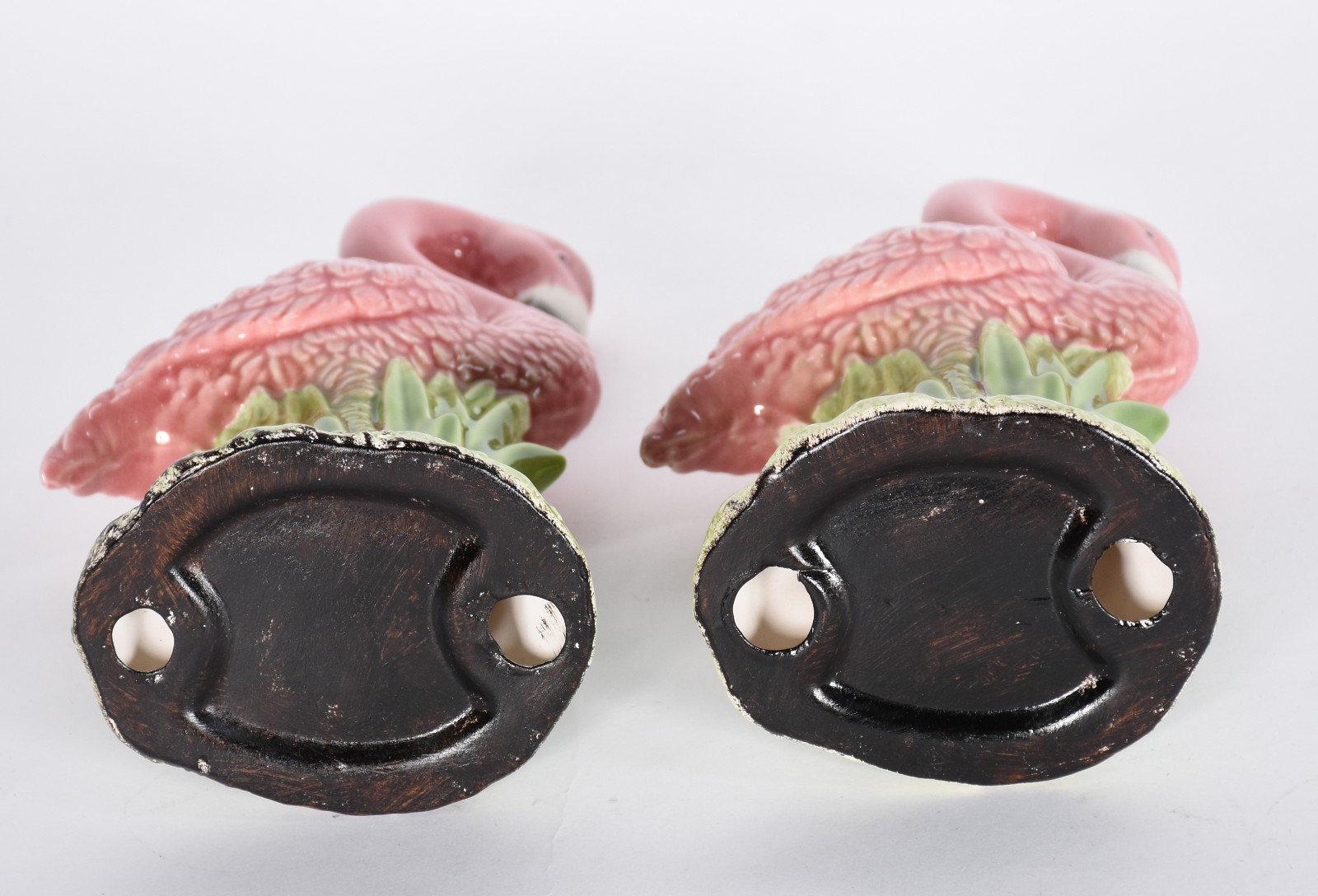Par de esculturas de cerâmica policromada representando flamingos. - foto 3 de 4