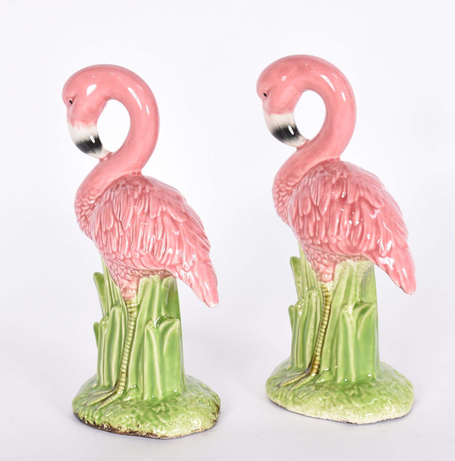 Par de esculturas de cerâmica policromada representando flamingos. - foto 4 de 4
